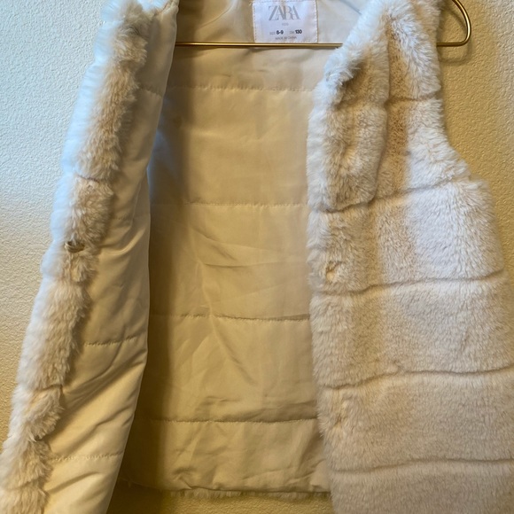 ZARA | Cream Faux Fur Vest - Picture 4 of 8